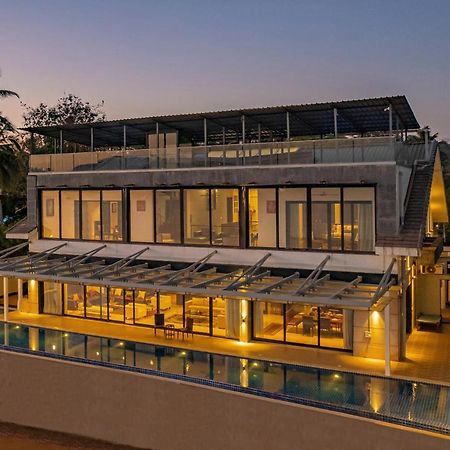 Oceanic Sunsets With River View, Comp Breakfast & Infinity Pool At Stayvista Verem Ngoại thất bức ảnh