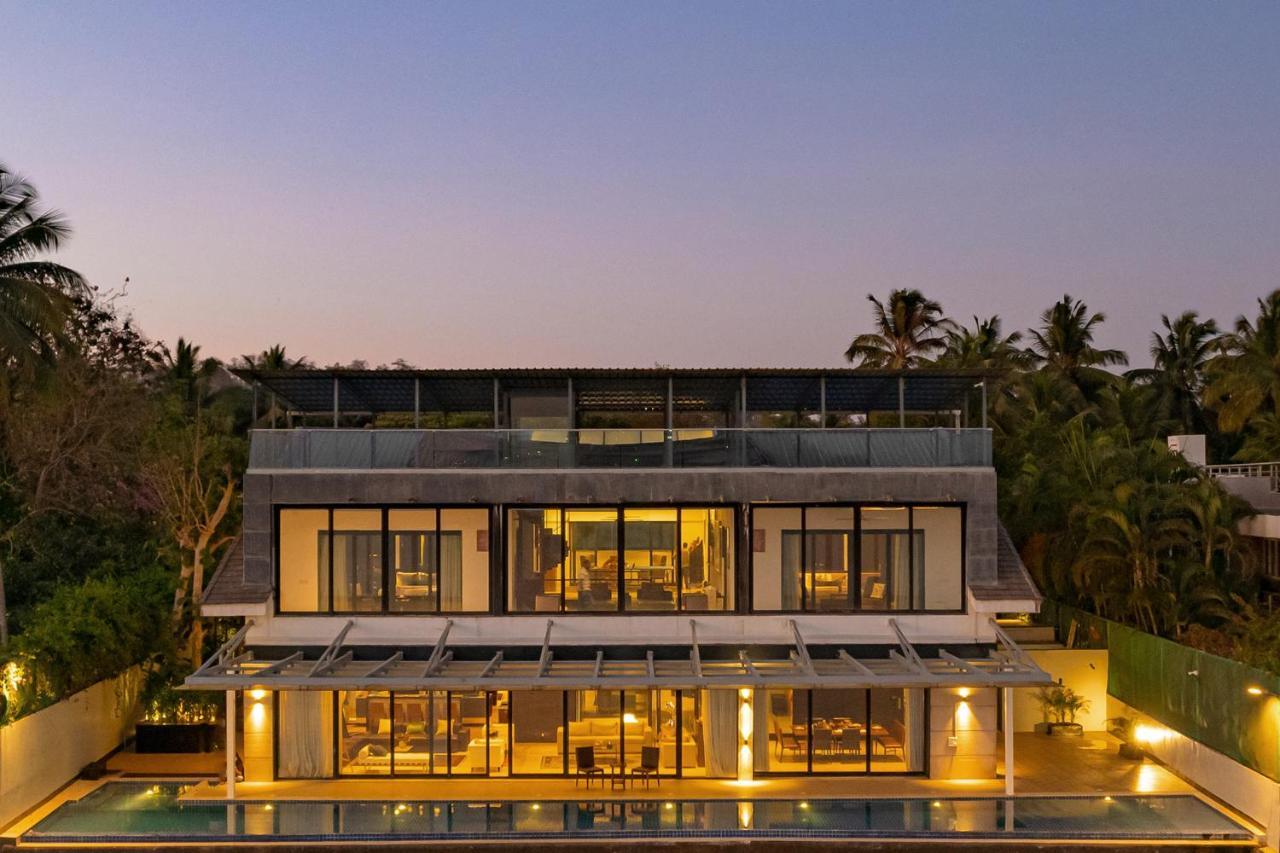 Oceanic Sunsets With River View, Comp Breakfast & Infinity Pool At Stayvista Verem Ngoại thất bức ảnh